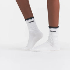 SKIMS SOCKS RIBBED CREW LOGO SOCK | SNOW AND ONYX
