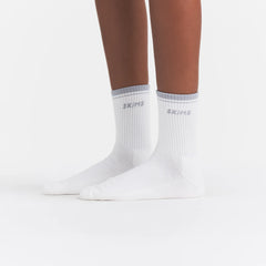 SKIMS SOCKS RIBBED QUARTER CREW LOGO SOCK | SNOW AND LIGHT HEATHER GREY