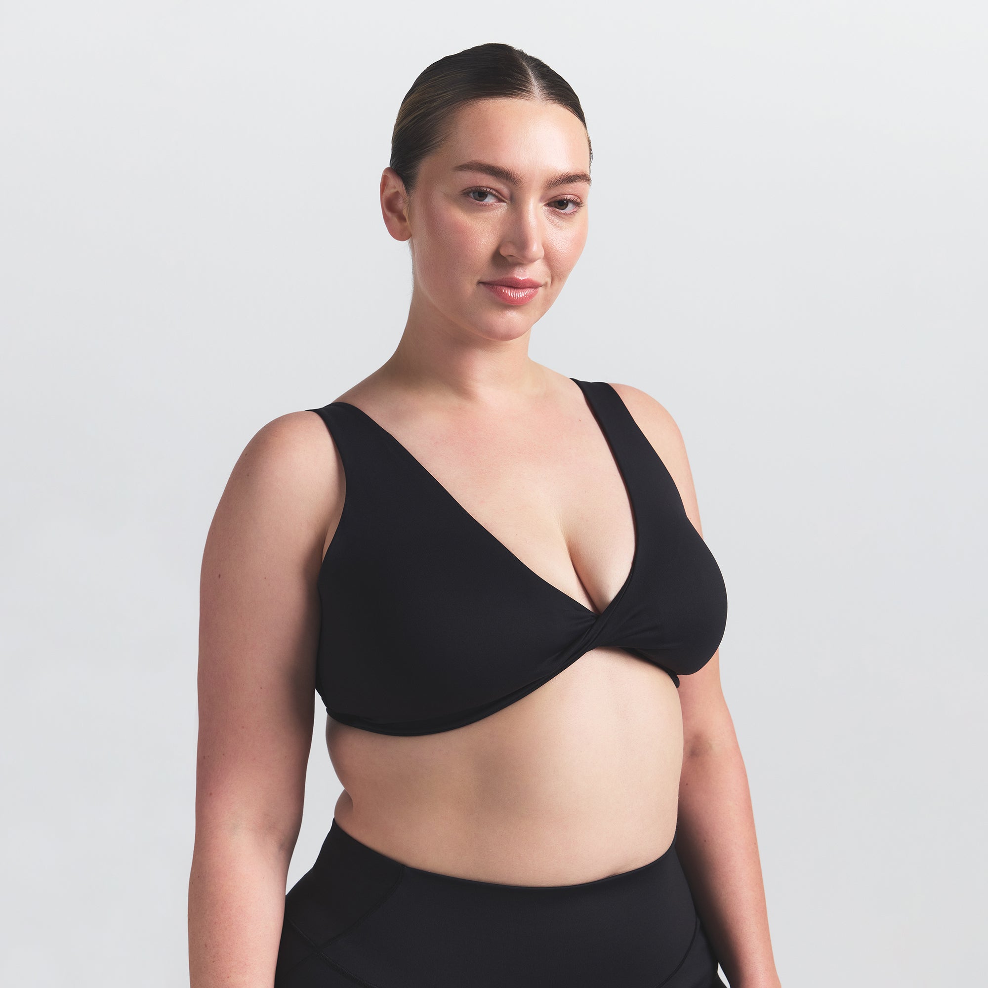 NikeSKIMS MATTE TWIST-FRONT BRA | OBSIDIAN