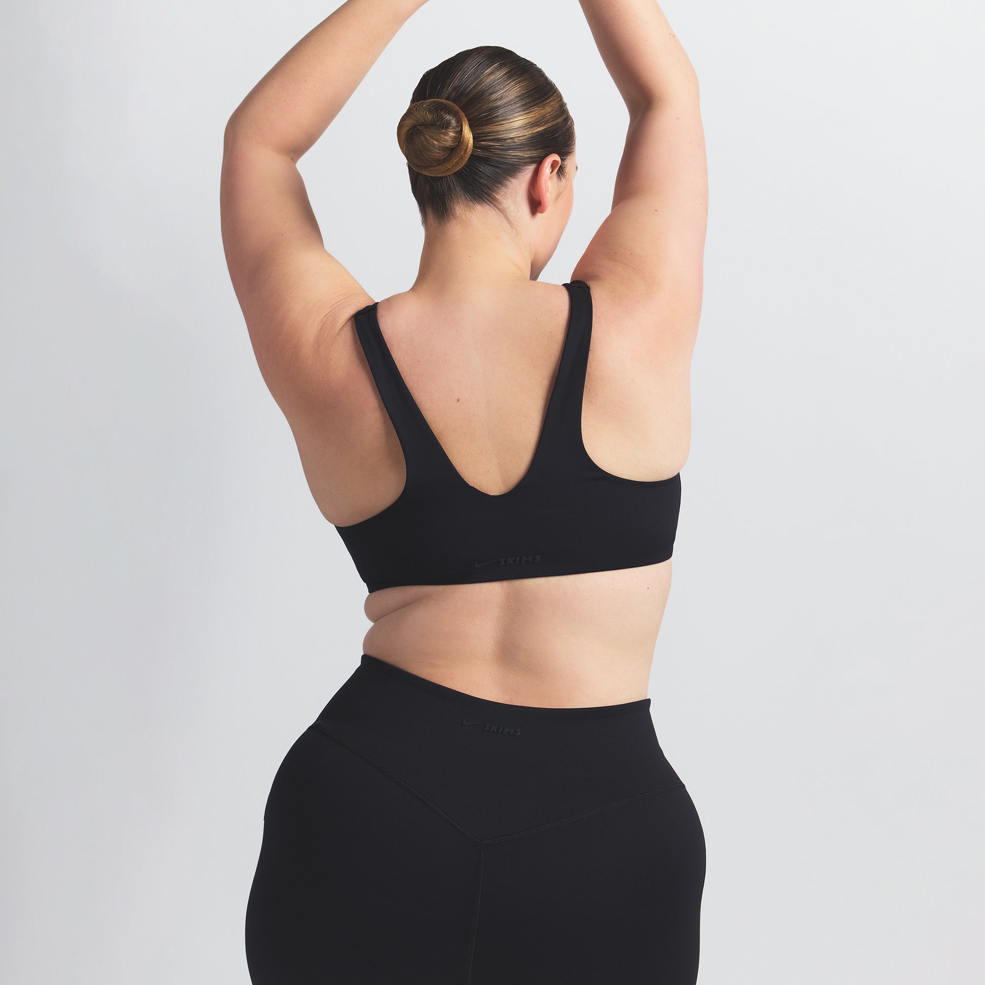 NikeSKIMS MATTE SHAPING SCOOP BRA | OBSIDIAN