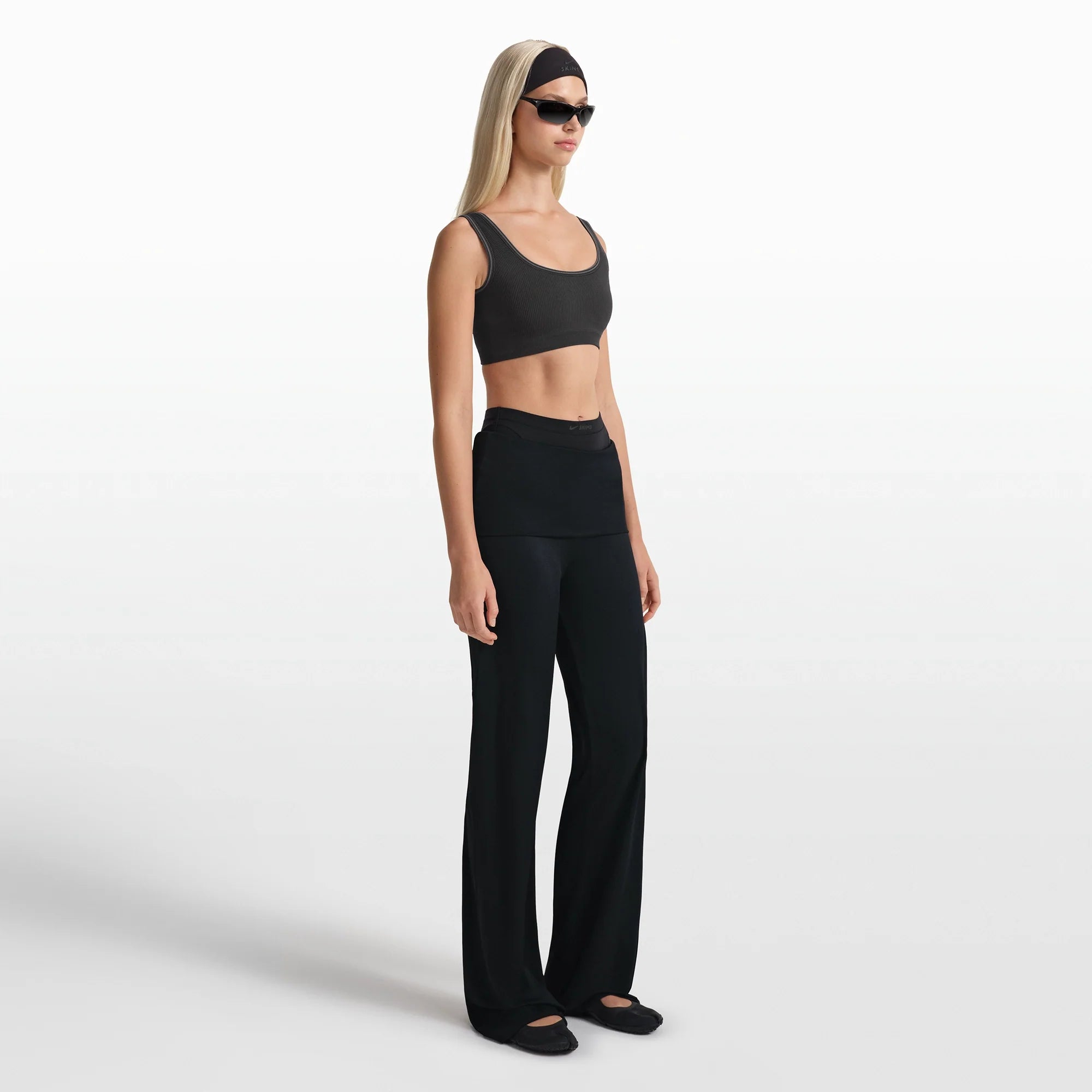 NikeSKIMS RIBBED SEAMLESS SCOOP BRA | OBSIDIAN