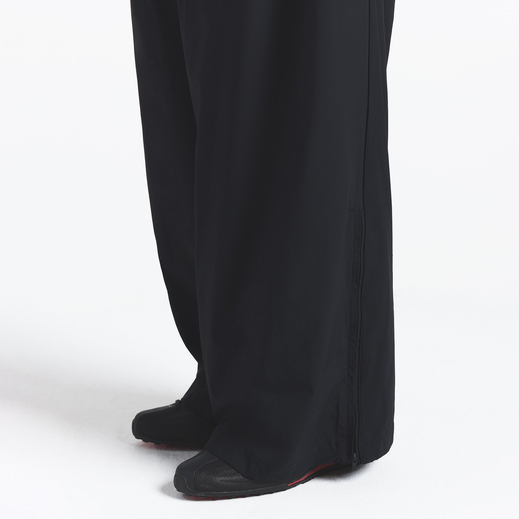 NikeSKIMS WOVEN NYLON OVERSIZED TRACK PANT | OBSIDIAN