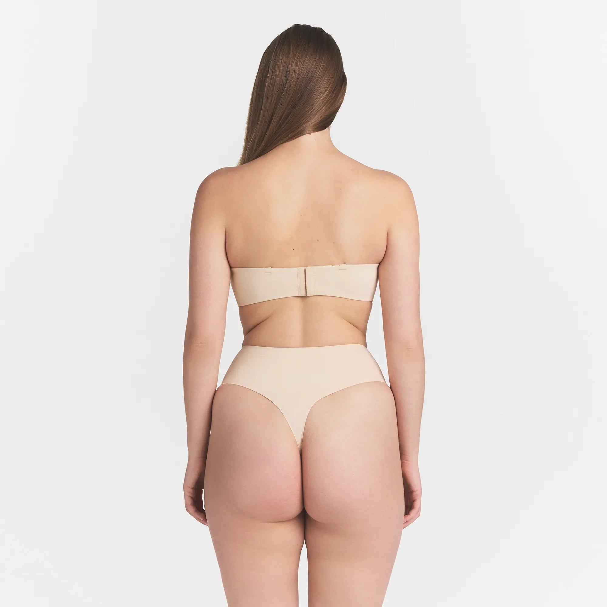 SMOOTHING INTIMATES STRAPLESS BRA | SAND