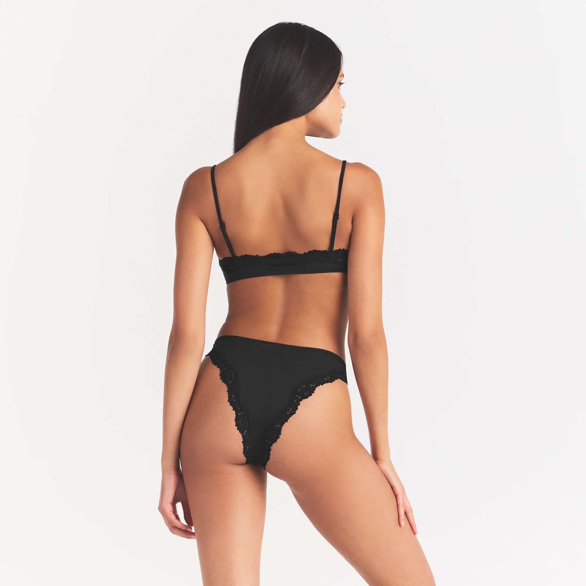 FITS EVERYBODY LACE SCOOP BRALETTE | ONYX