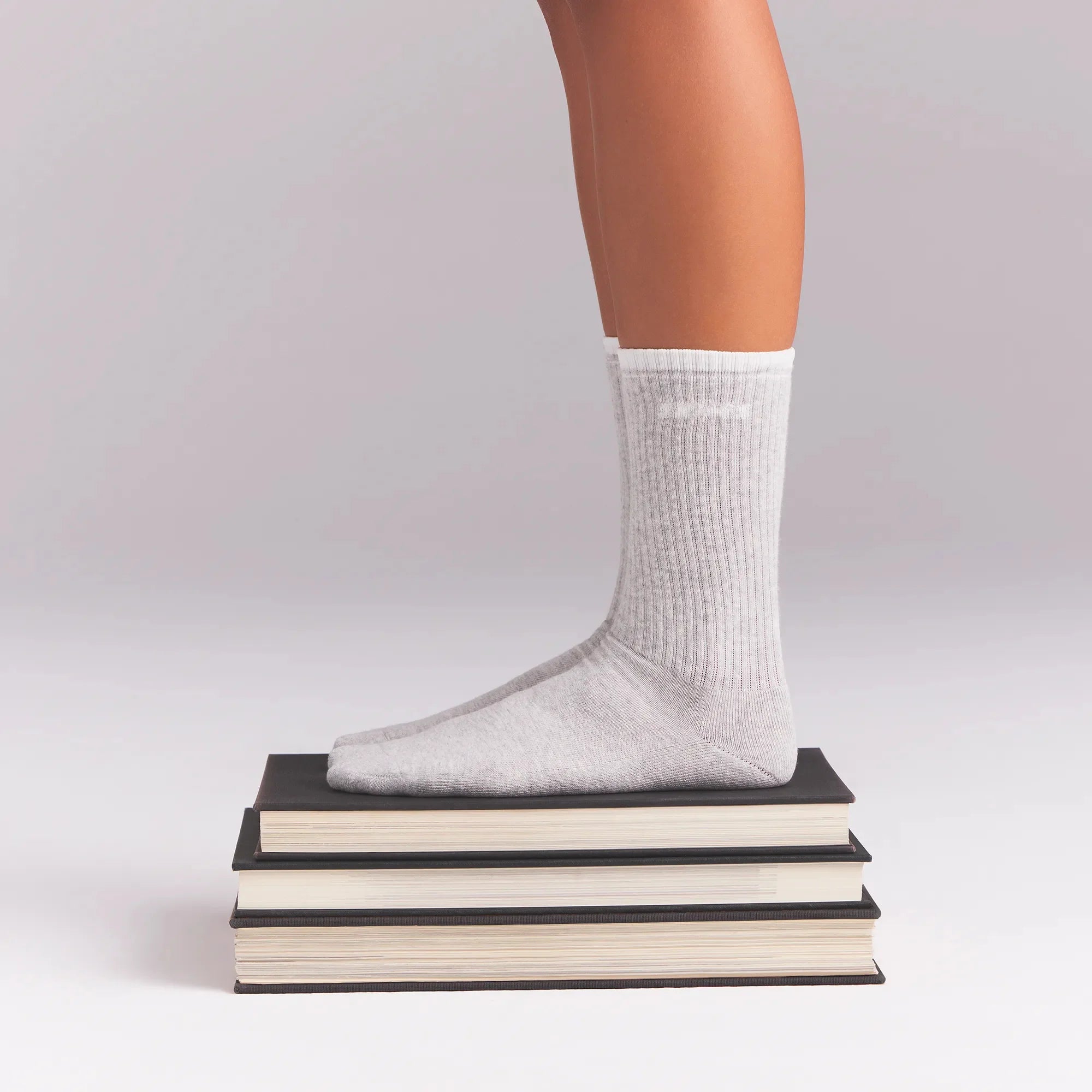 SKIMS SOCKS RIBBED QUARTER CREW LOGO SOCK | LIGHT HEATHER GREY AND SNOW