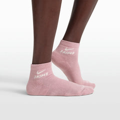 NikeSKIMS ACCESSORIES DRI-FIT��� QUARTER CREW SOCK 3-PACK | HIMALAYAN MULTI