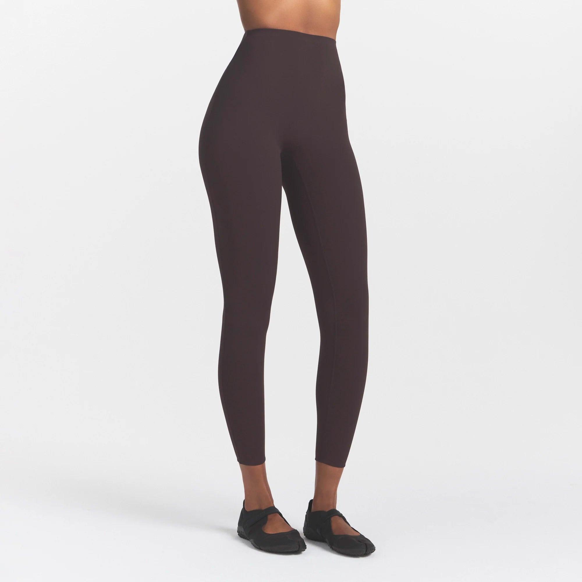 NikeSKIMS STUDIO STRETCH 26" LEGGING | DARK ROAST