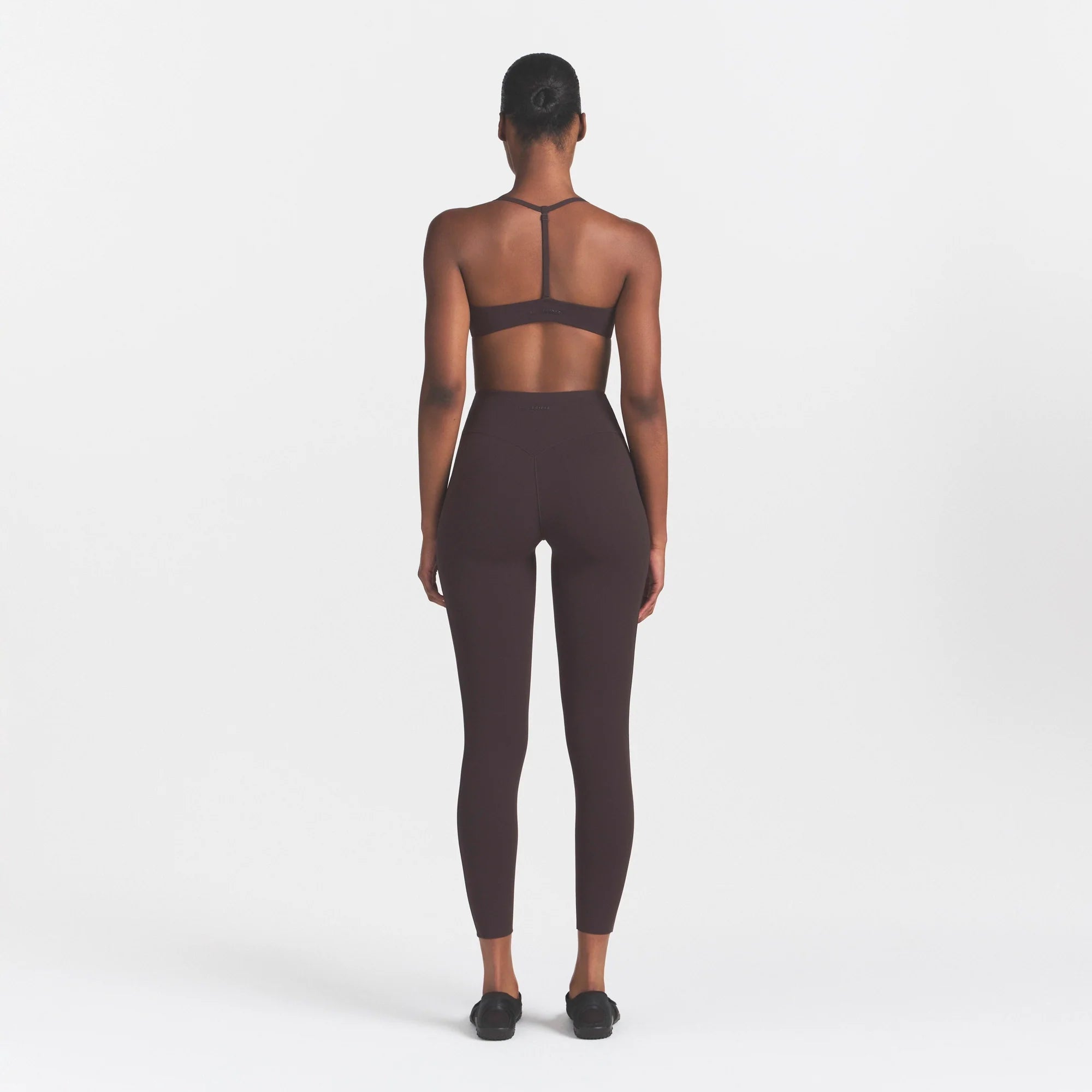 NikeSKIMS STUDIO STRETCH 26" LEGGING | DARK ROAST