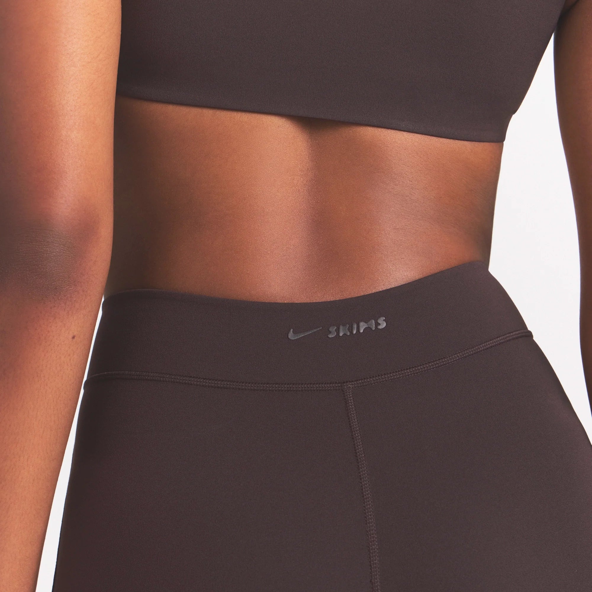 NikeSKIMS STUDIO STRETCH DIPPED 29" LEGGING | DARK ROAST