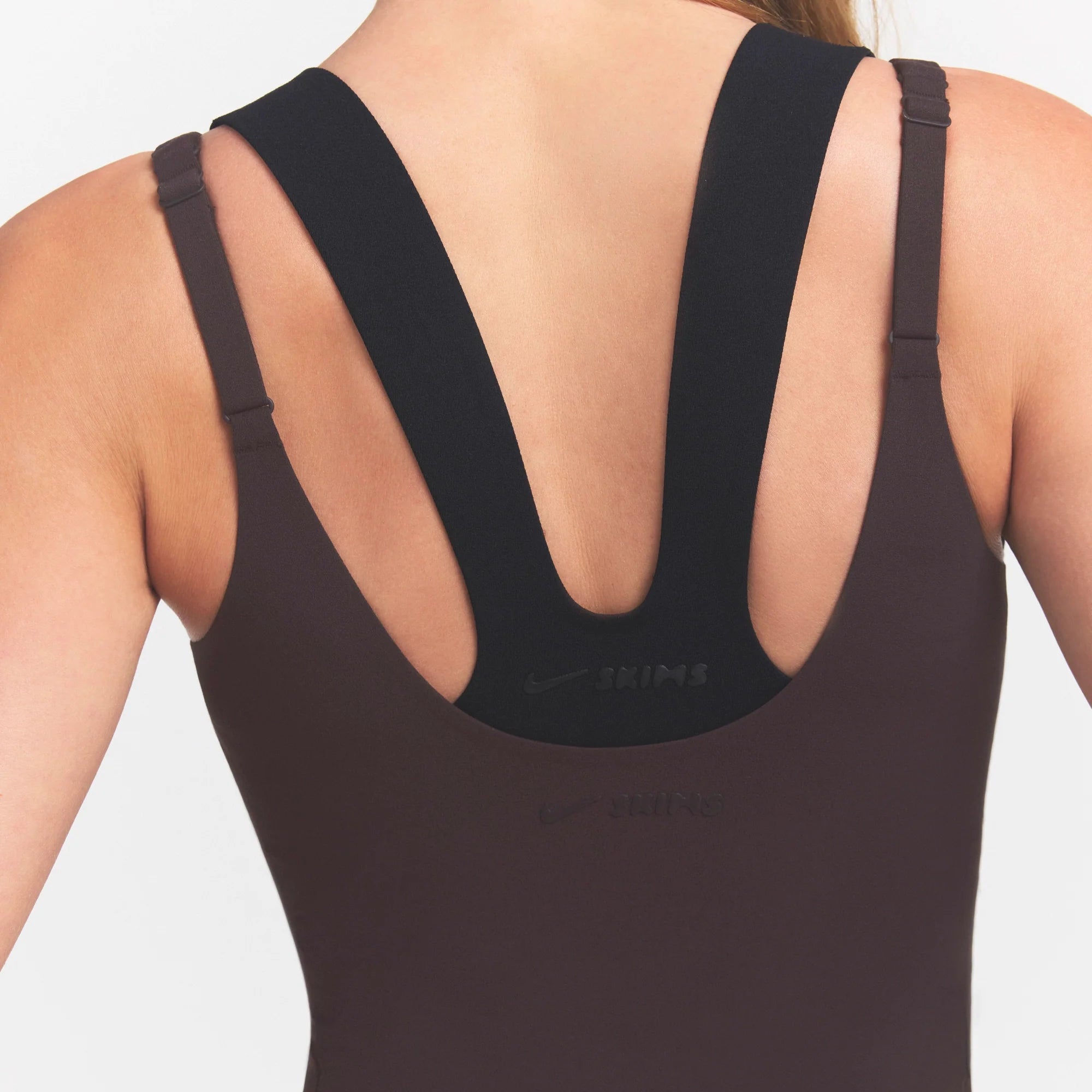 NikeSKIMS STUDIO STRETCH PLUNGE TANK | DARK ROAST