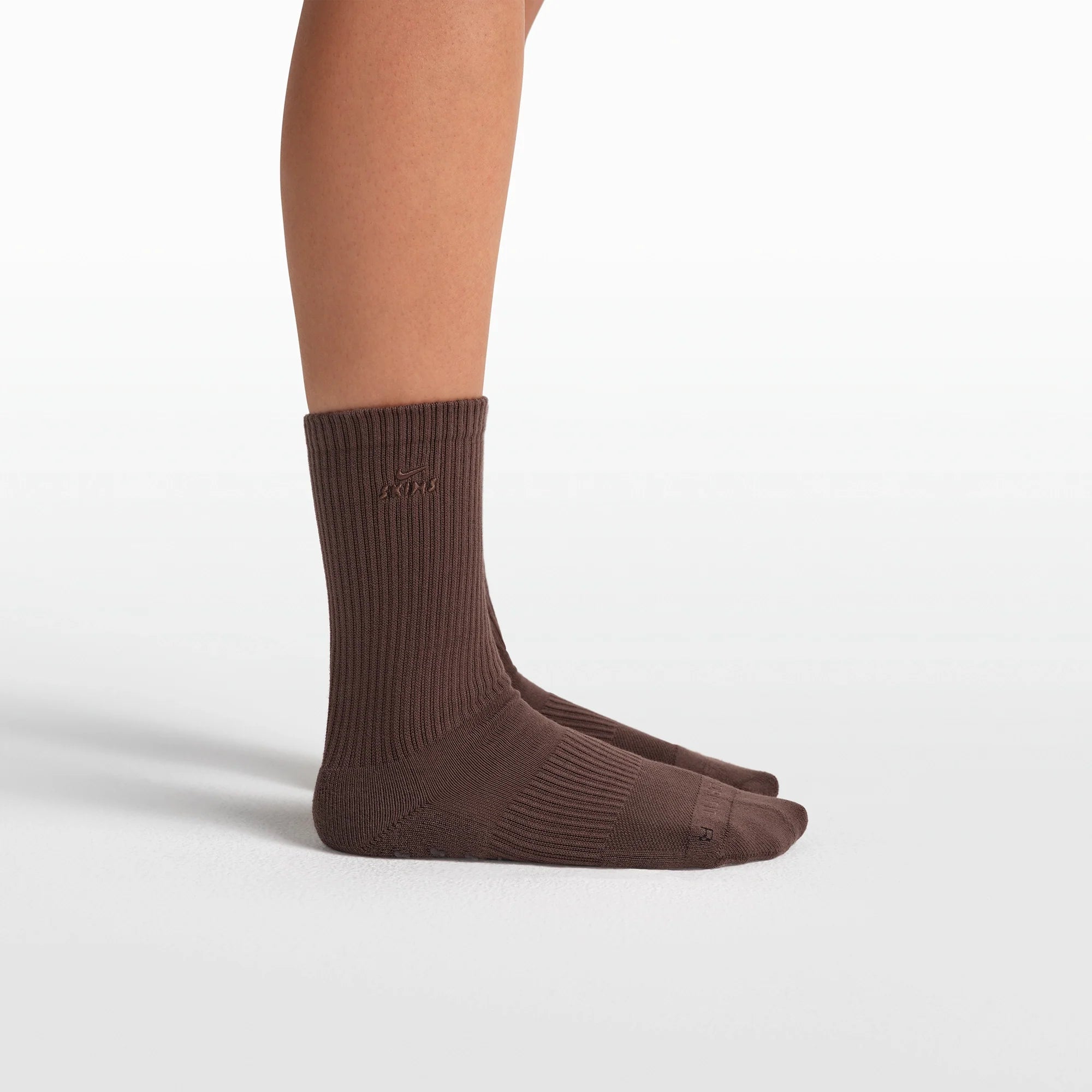 NikeSKIMS ACCESSORIES DRI-FIT��� PILATES GRIP CREW SOCK | DARK SEPIA