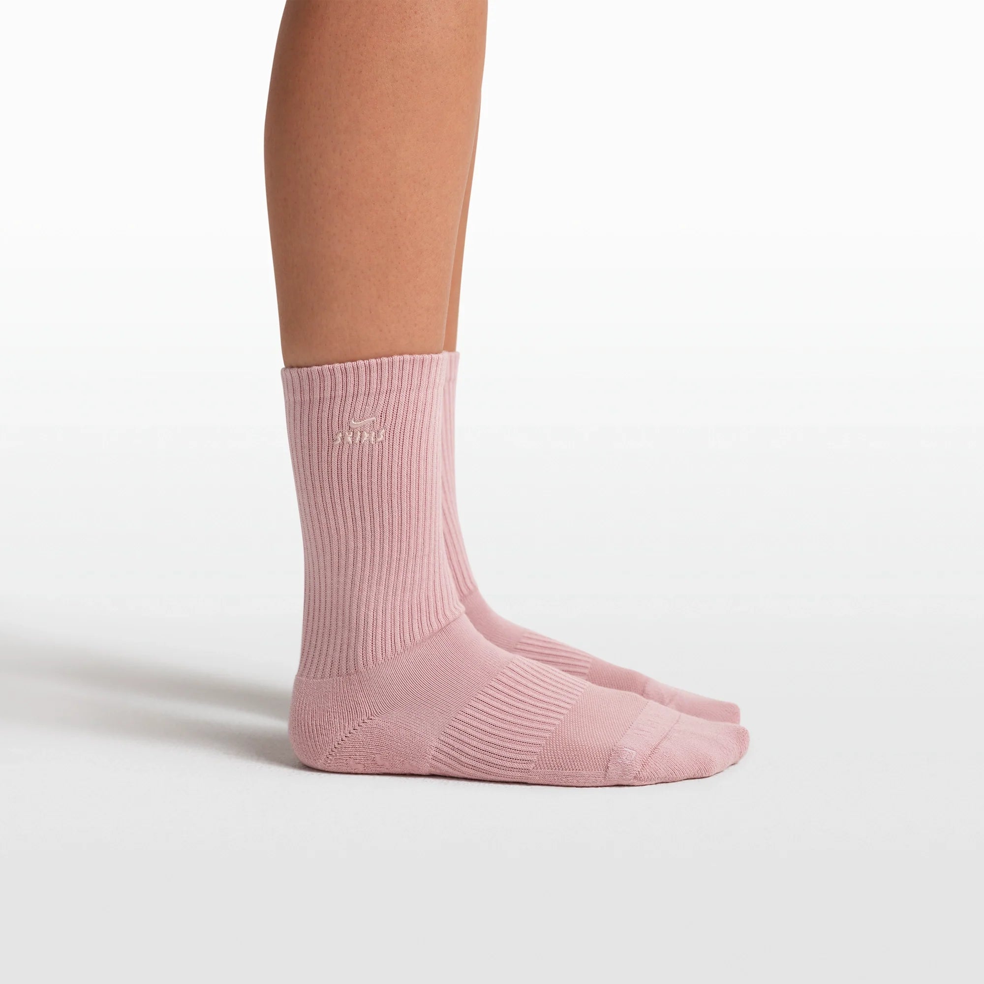 NikeSKIMS ACCESSORIES DRI-FIT��� PILATES GRIP CREW SOCK | HIMALAYAN