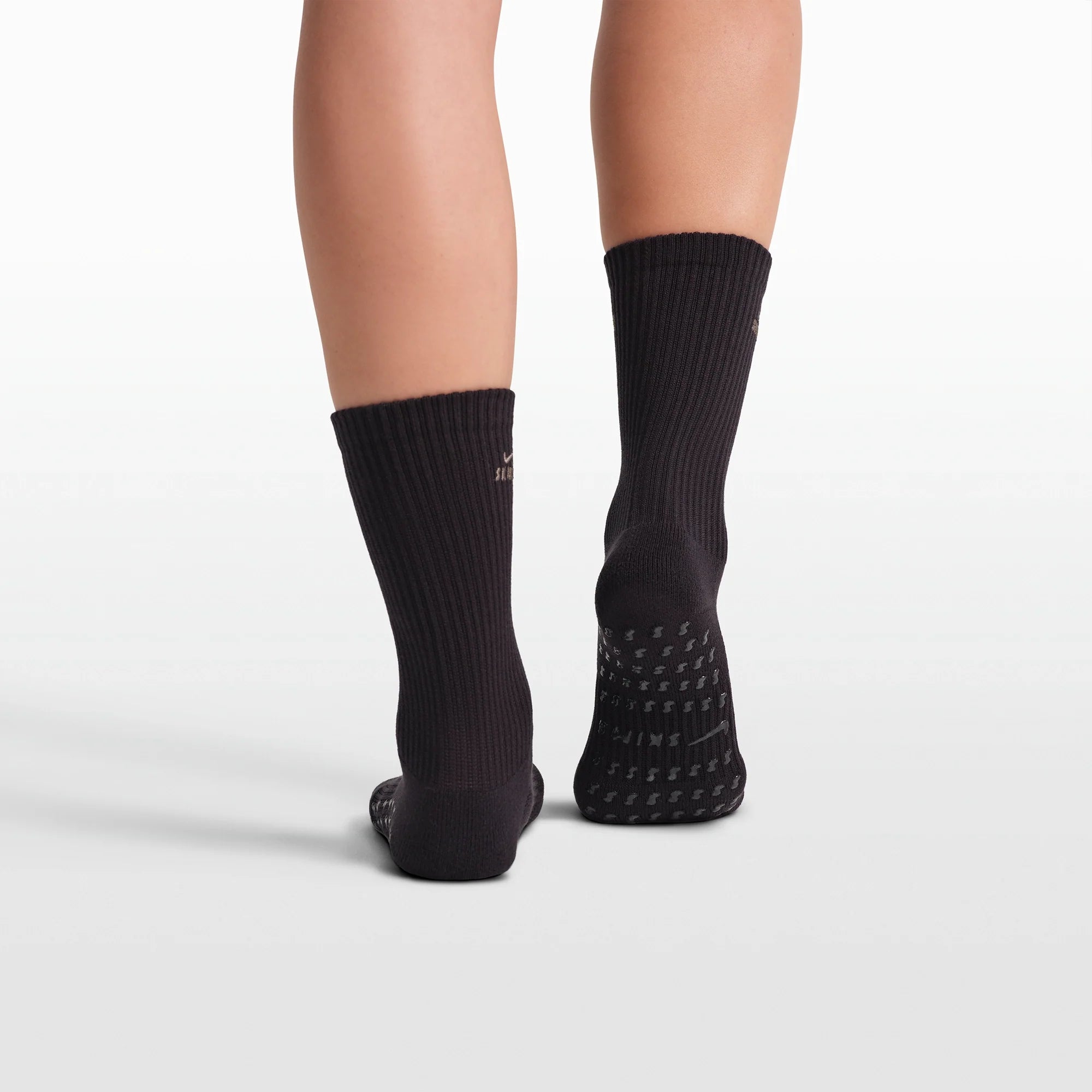 NikeSKIMS ACCESSORIES DRI-FIT��� PILATES GRIP CREW SOCK | OBSIDIAN
