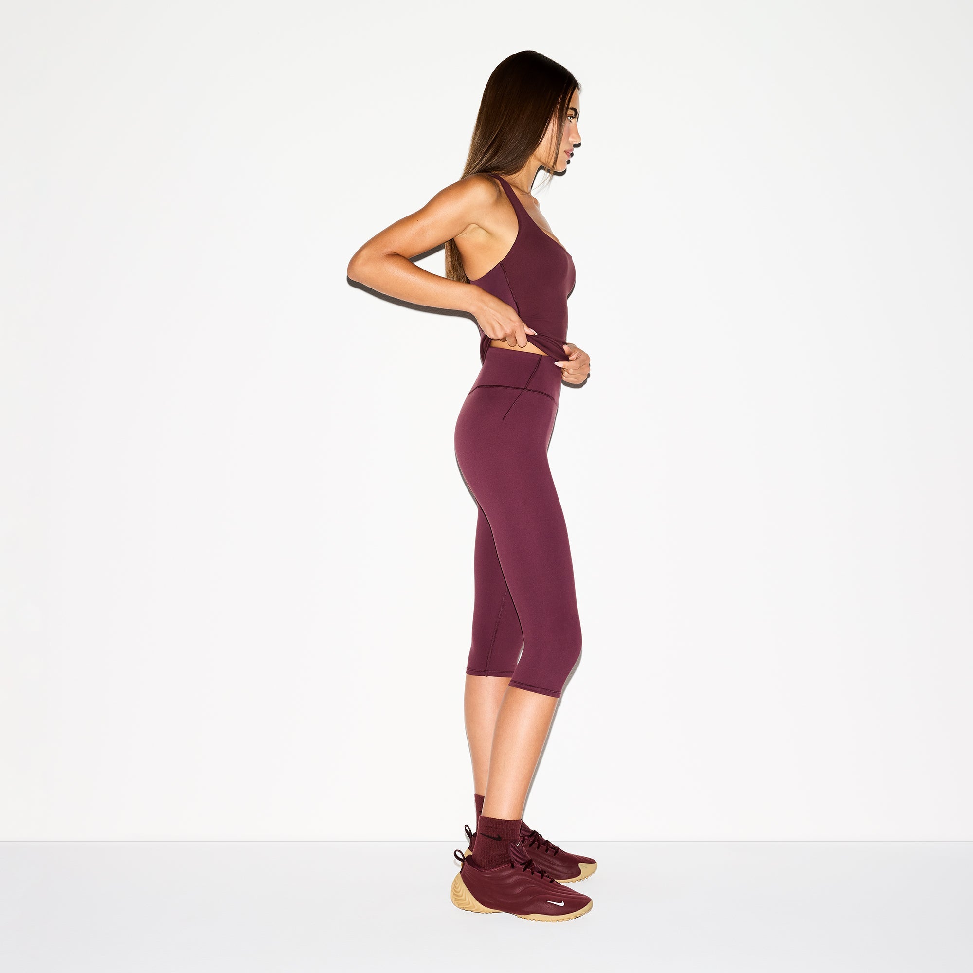NikeSKIMS MATTE 17" CAPRI LEGGING | CURRANT