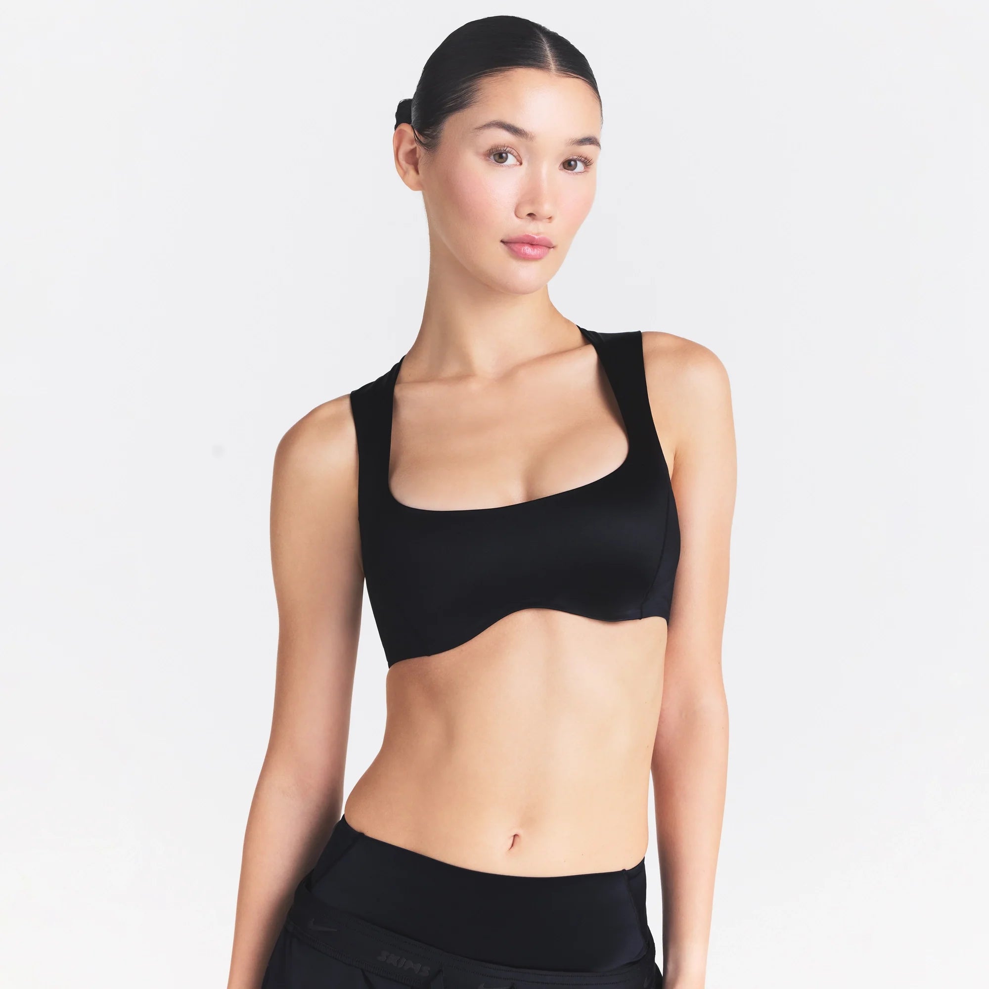 NikeSKIMS SATIN SHINE WIDE SCOOP BRA | OBSIDIAN