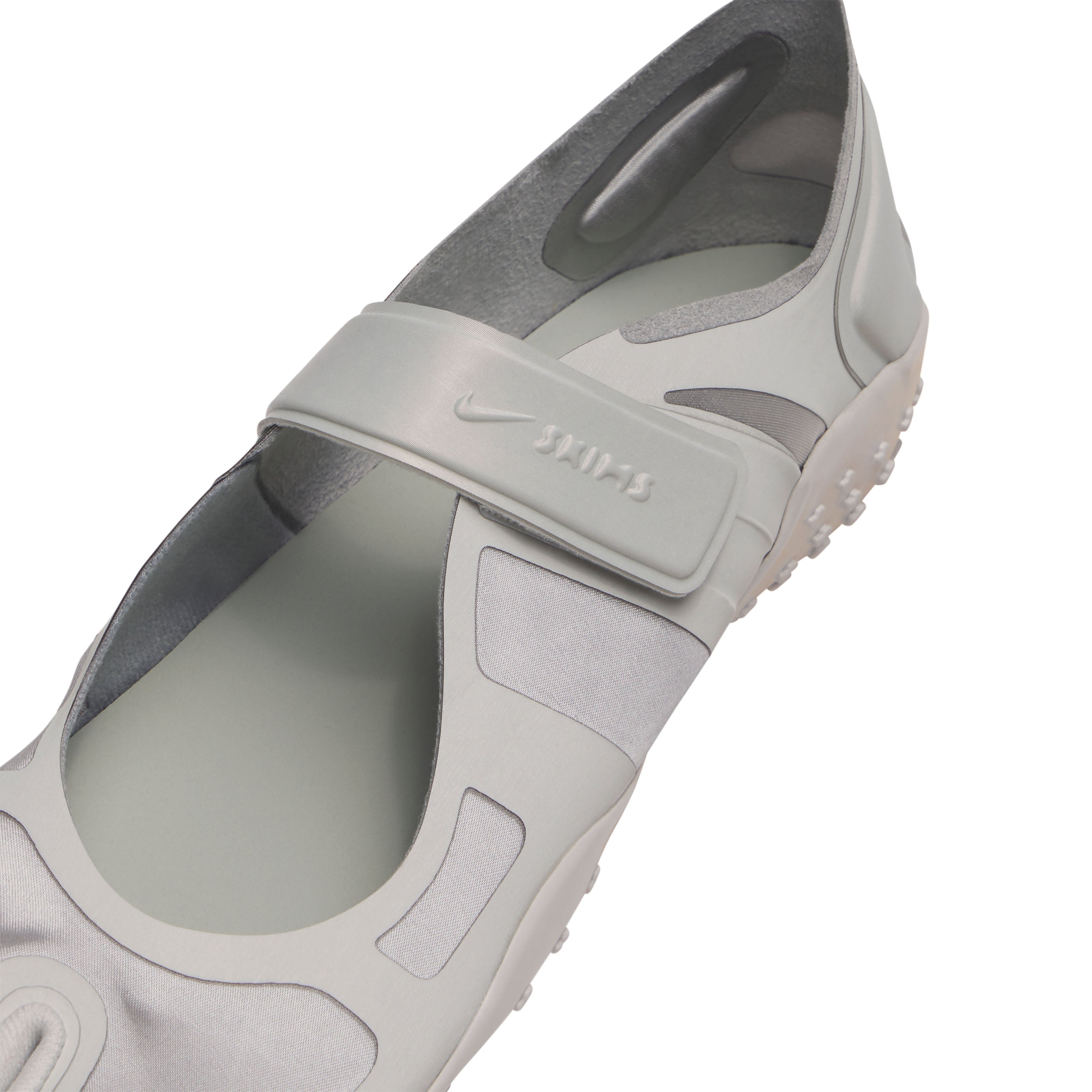 NikeSKIMS FOOTWEAR RIFT SATIN | SILVER