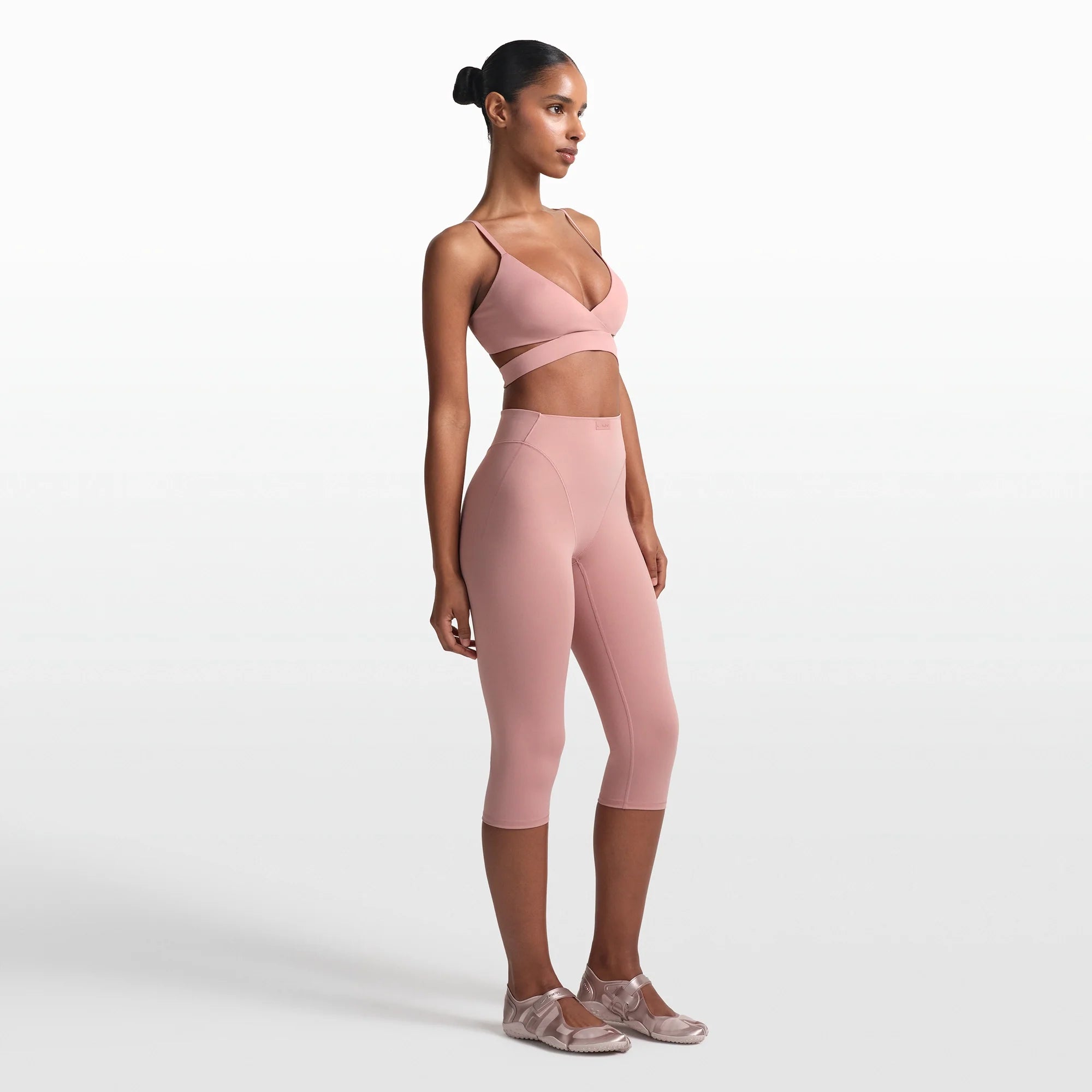 NikeSKIMS MATTE 17" V-LINE CAPRI LEGGING | HIMALAYAN