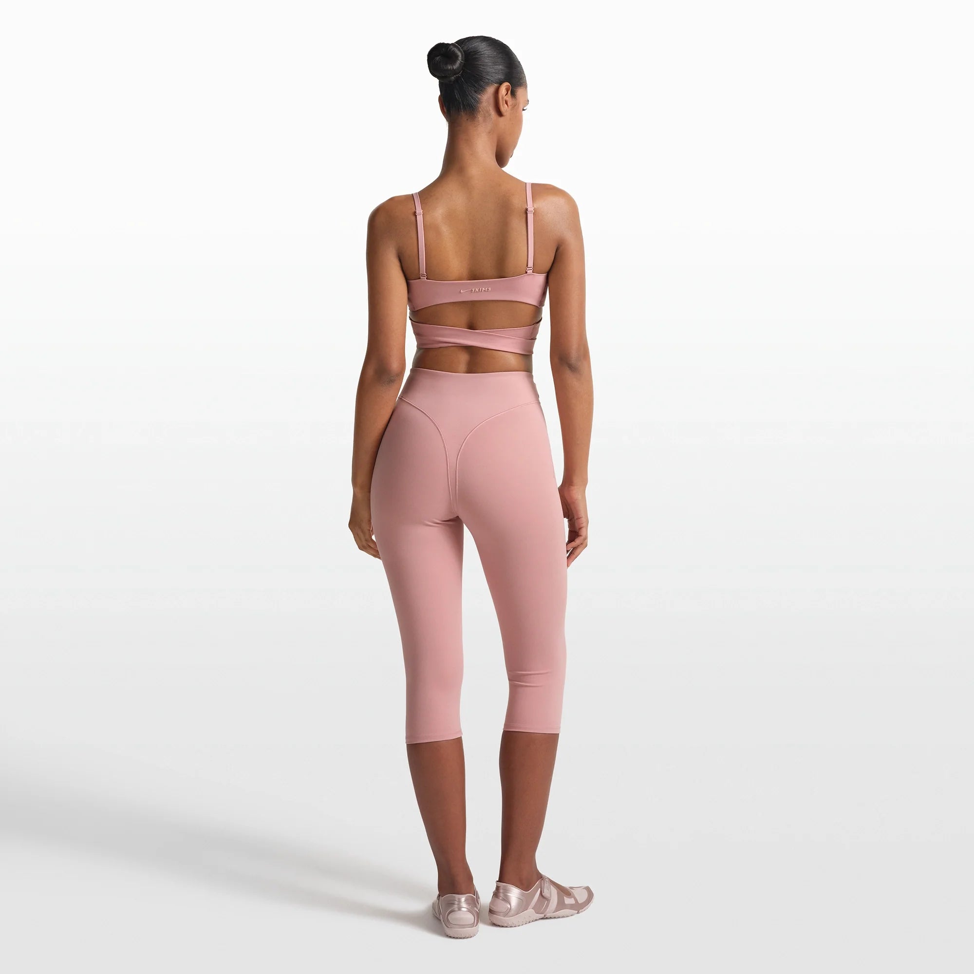 NikeSKIMS MATTE 17" V-LINE CAPRI LEGGING | HIMALAYAN