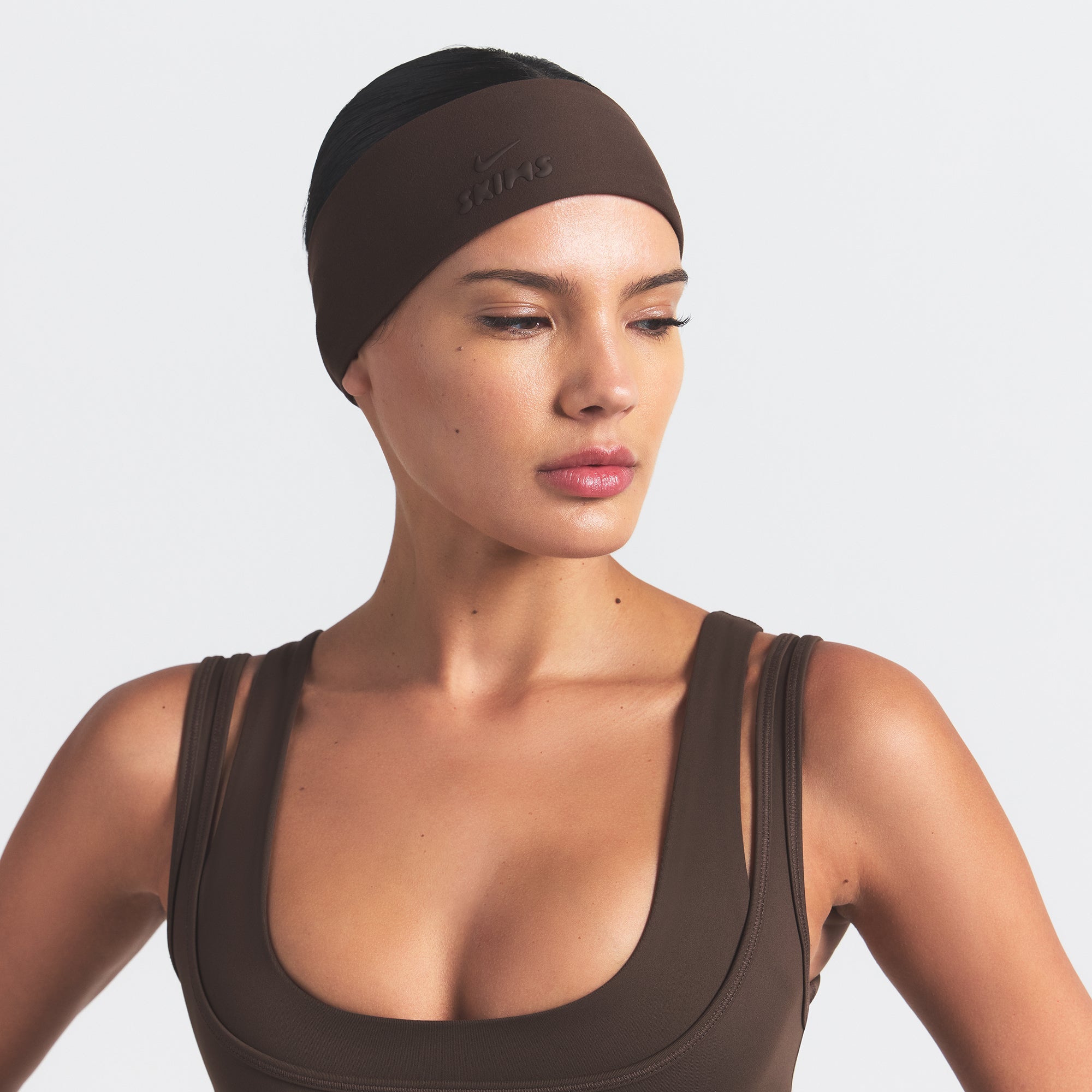 NikeSKIMS ACCESSORIES HEADBAND | DARK SEPIA