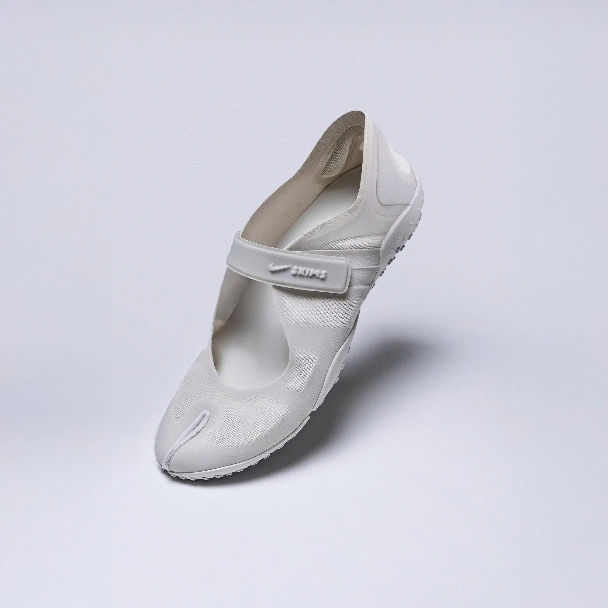 NikeSKIMS FOOTWEAR RIFT MESH | LT BONE