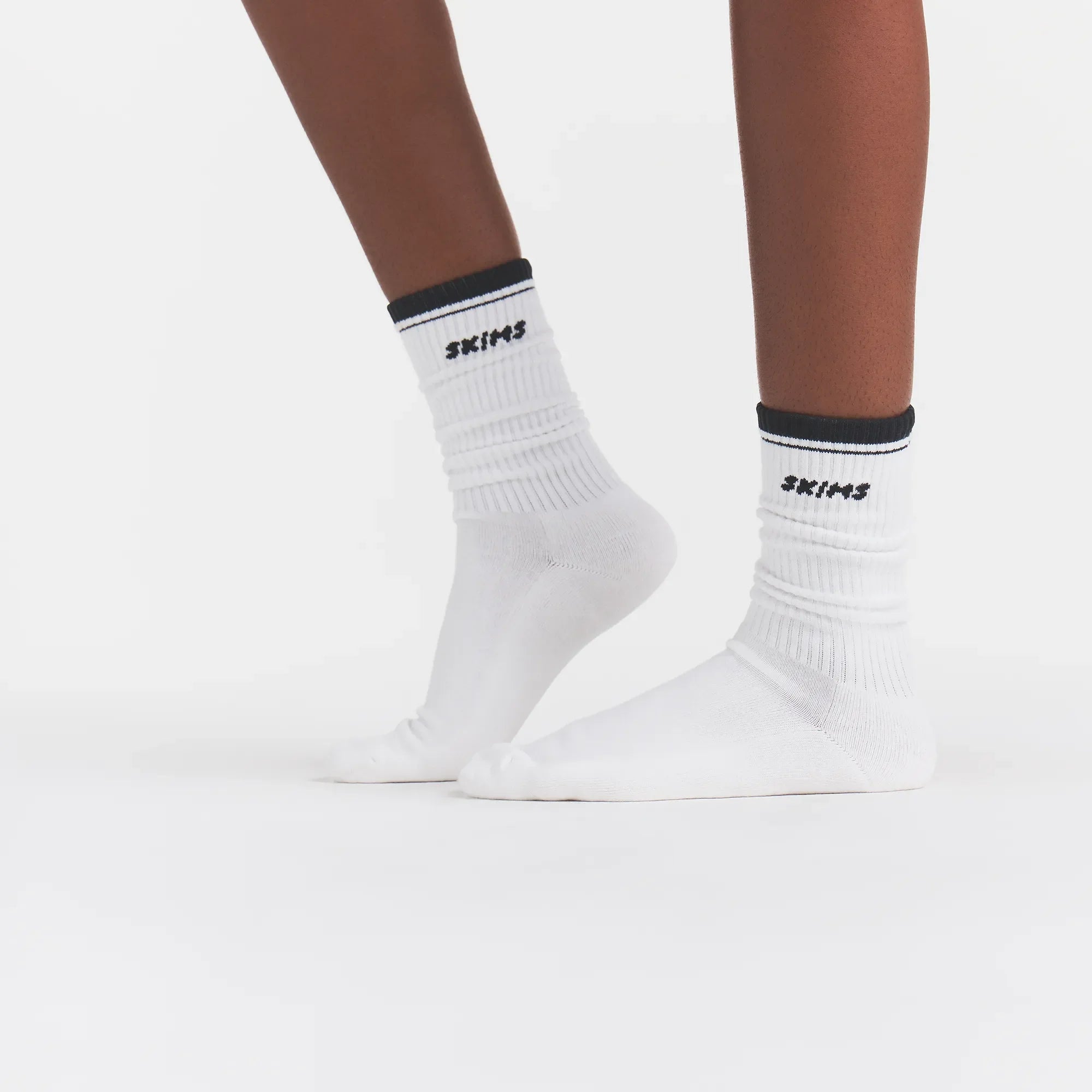 SKIMS SOCKS RIBBED CREW LOGO SOCK | SNOW AND ONYX