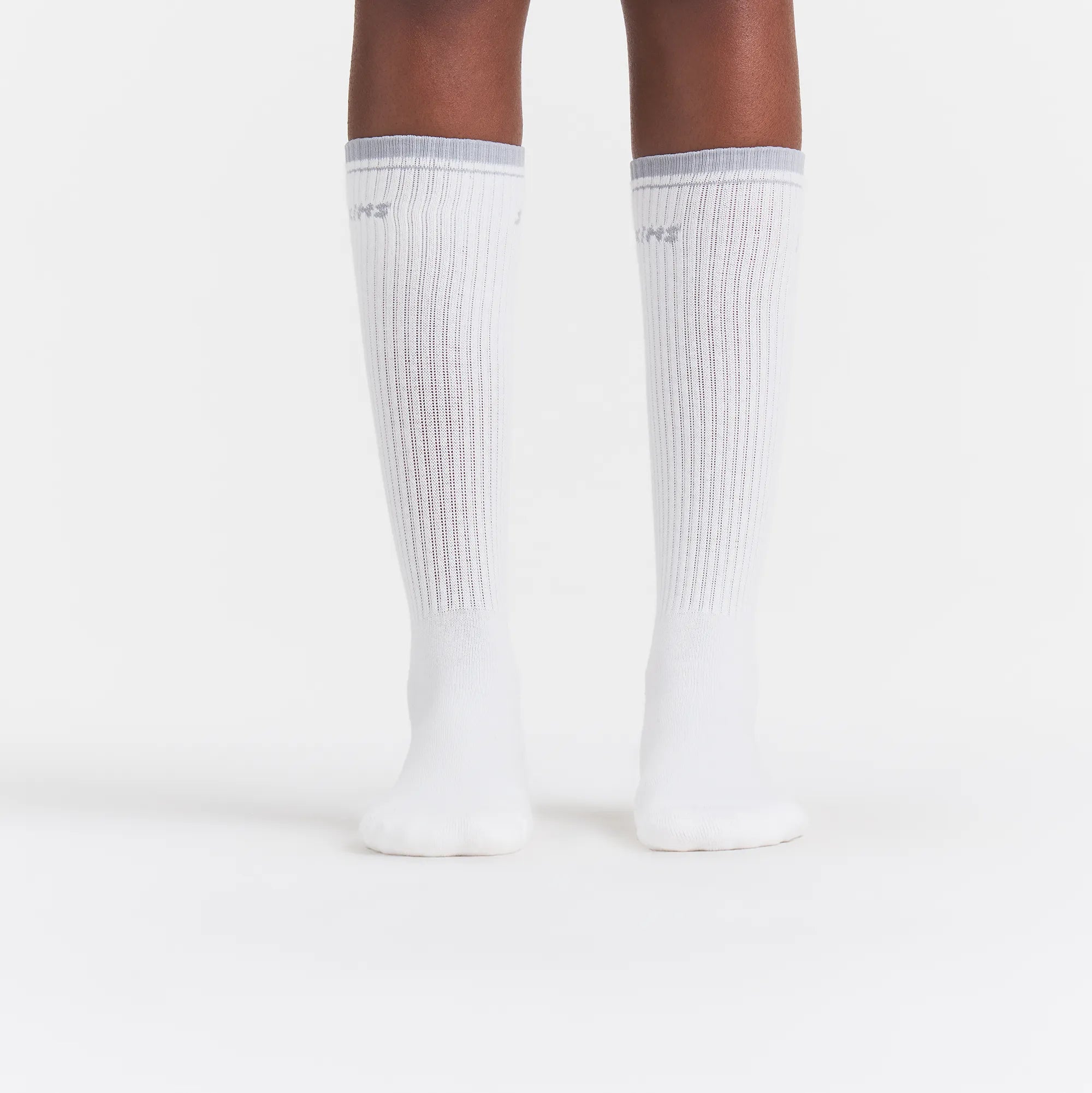 SKIMS SOCKS RIBBED CREW LOGO SOCK | SNOW AND LIGHT HEATHER GREY