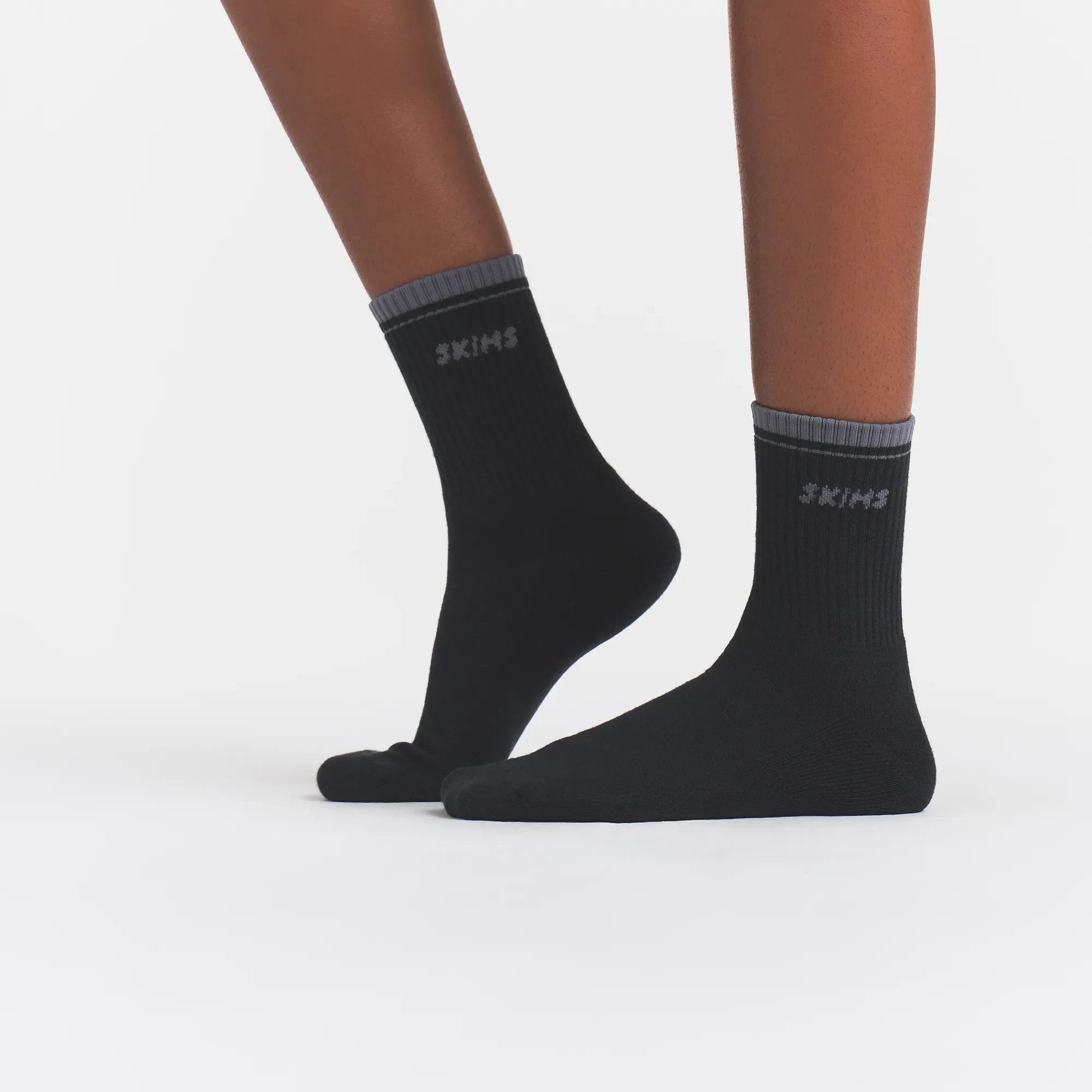 SKIMS SOCKS RIBBED QUARTER CREW LOGO SOCK | ONYX AND DARK HEATHER GREY