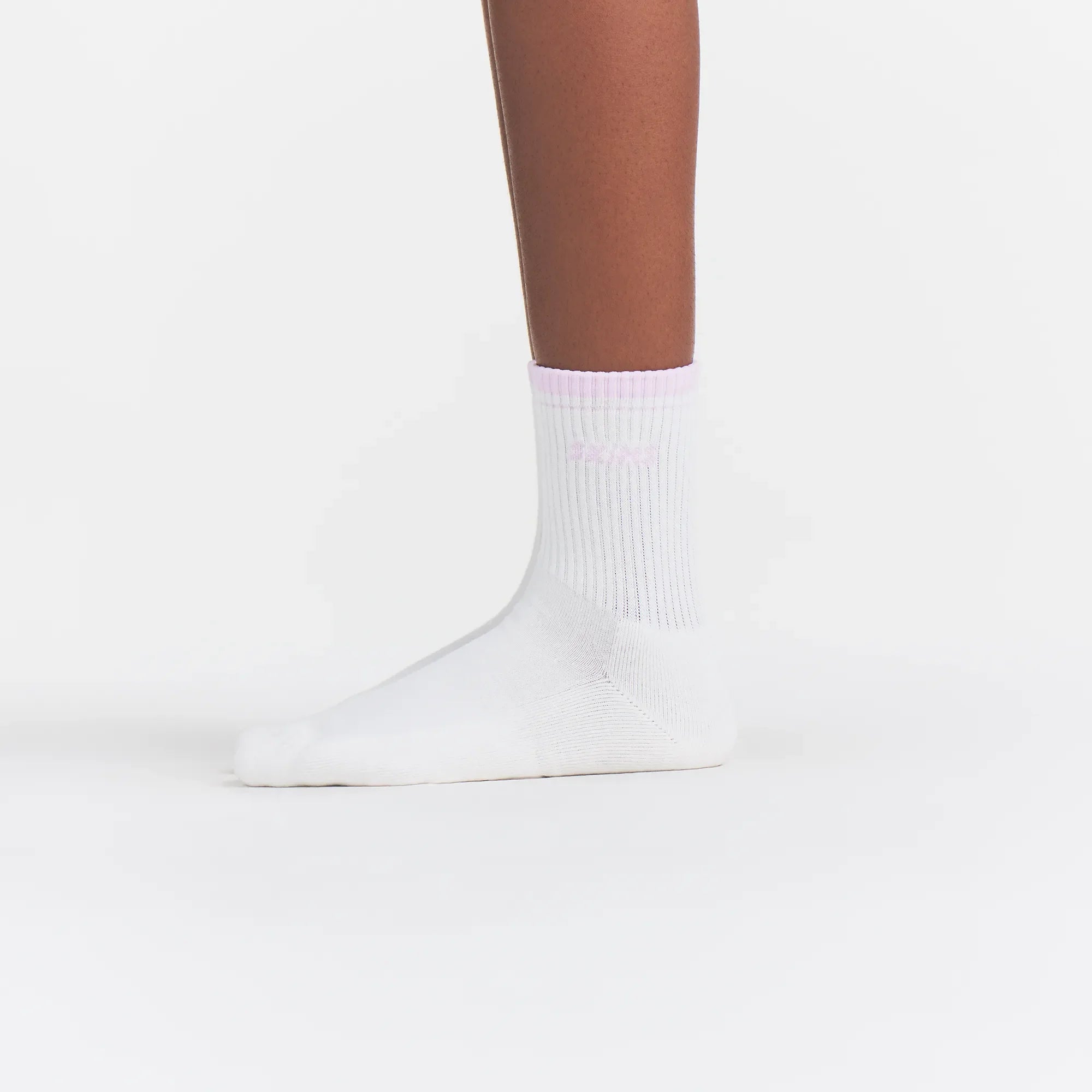 SKIMS SOCKS RIBBED QUARTER CREW LOGO SOCK | SNOW AND CHERRY BLOSSOM