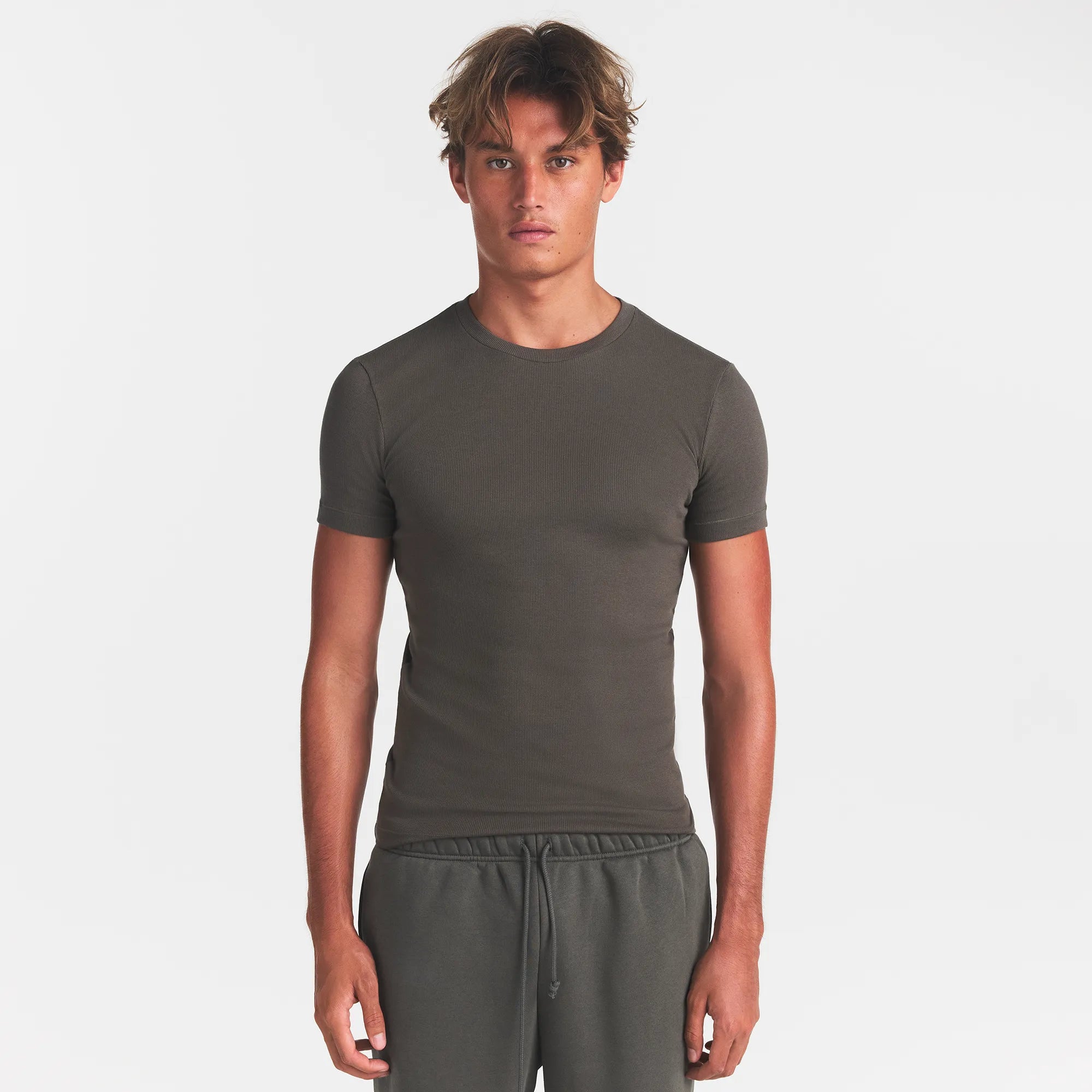 SKIMS COTTON RIB MENS T-SHIRT | JUNGLE